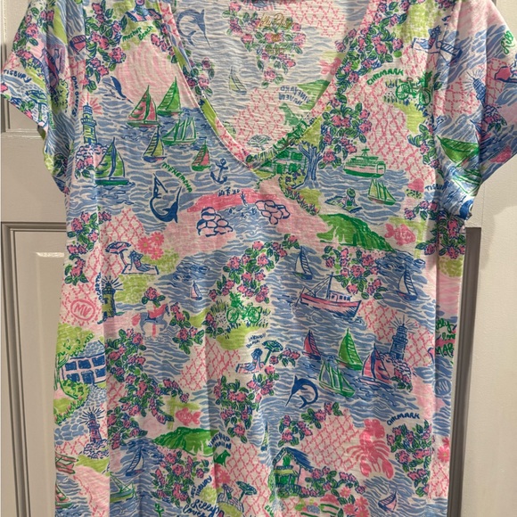 NWOT Lilly Pulitzer Etta V Neck Tee Lilly Loves Martha’s Vineyard Womens Medium - Picture 2 of 5